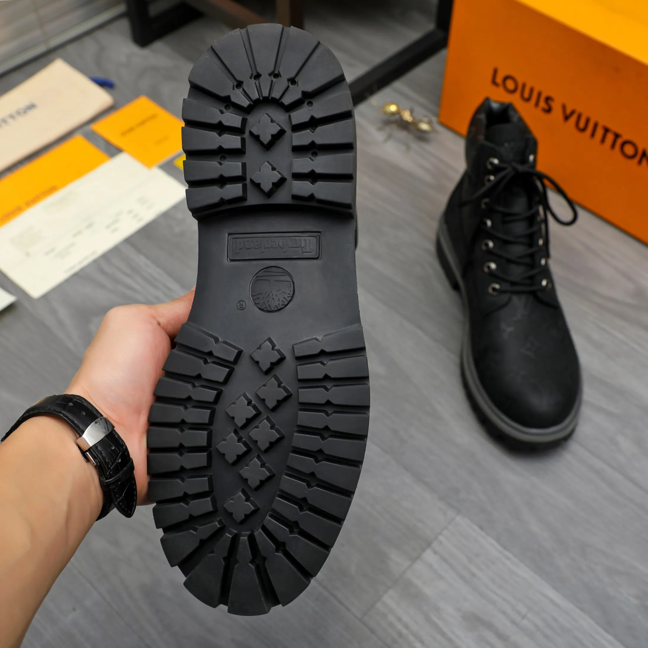 Men's shoes 💰p480 Product trademark: LV "Louis Vuitton" business lace-up high-top men's shoes Regular size: 38-44 Product materials: Selected matte cowhide embossed upper Leather lining Original rubber outsole
